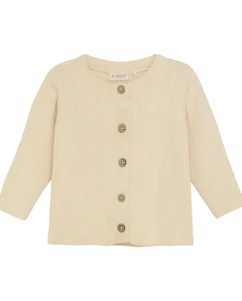 Klassisk cardigan i buttercream fra Fixoni – perfekt til alle anledninger
