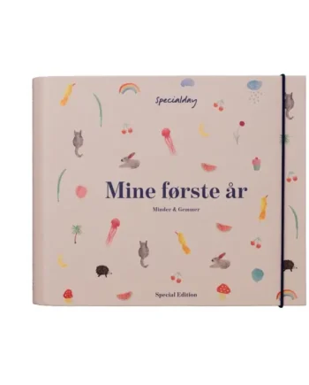 Mine Første År - Rosa Scrapbog til Minder og Gemmer