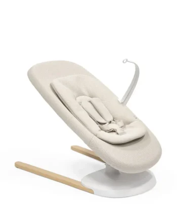 Stokke Yoga Skråstol i Lys Sand – Ideel til Nyfødte