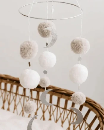 Uro med Pom Poms i Beige - Skøn Indretning til Babyværelset