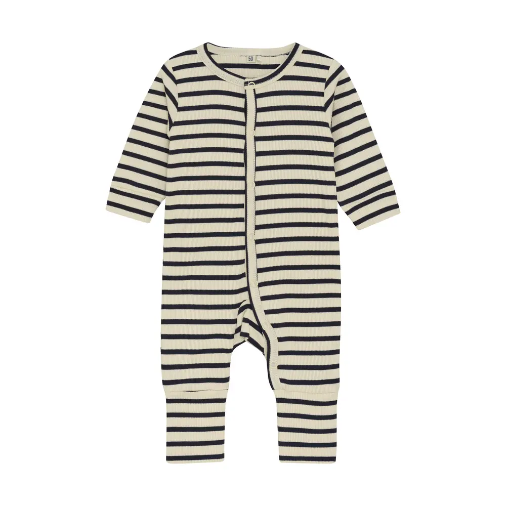 Blød jumpsuit fra BeKids – perfekt til leg og hvile!