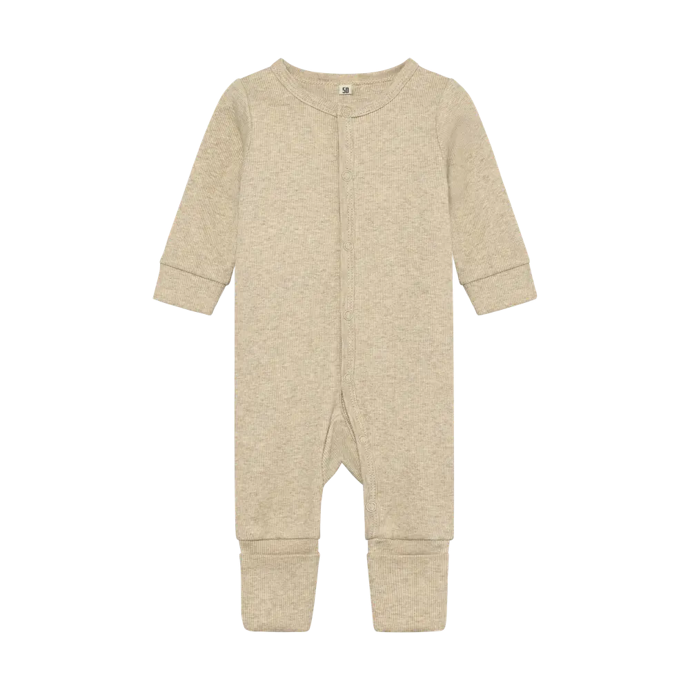 Sød jumpsuit med flæser fra BeKids – Komfort til leg og afslapning!