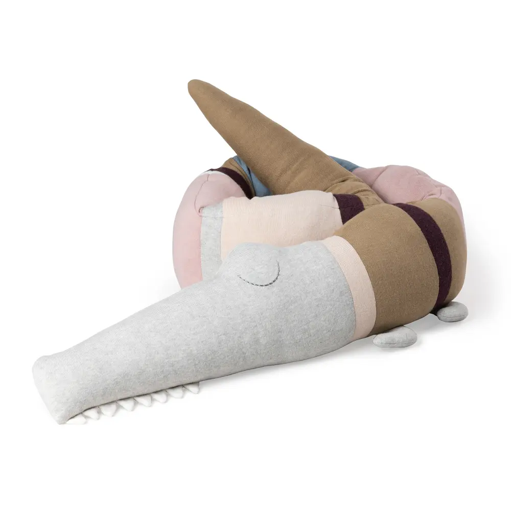 Strikket Sleepy Croc Pude i Birchbark Rose Mix - Tilbud!
